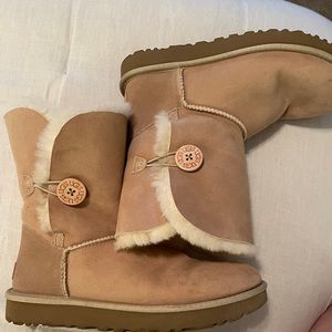 Women’s Bailey button Ugg boot size 10